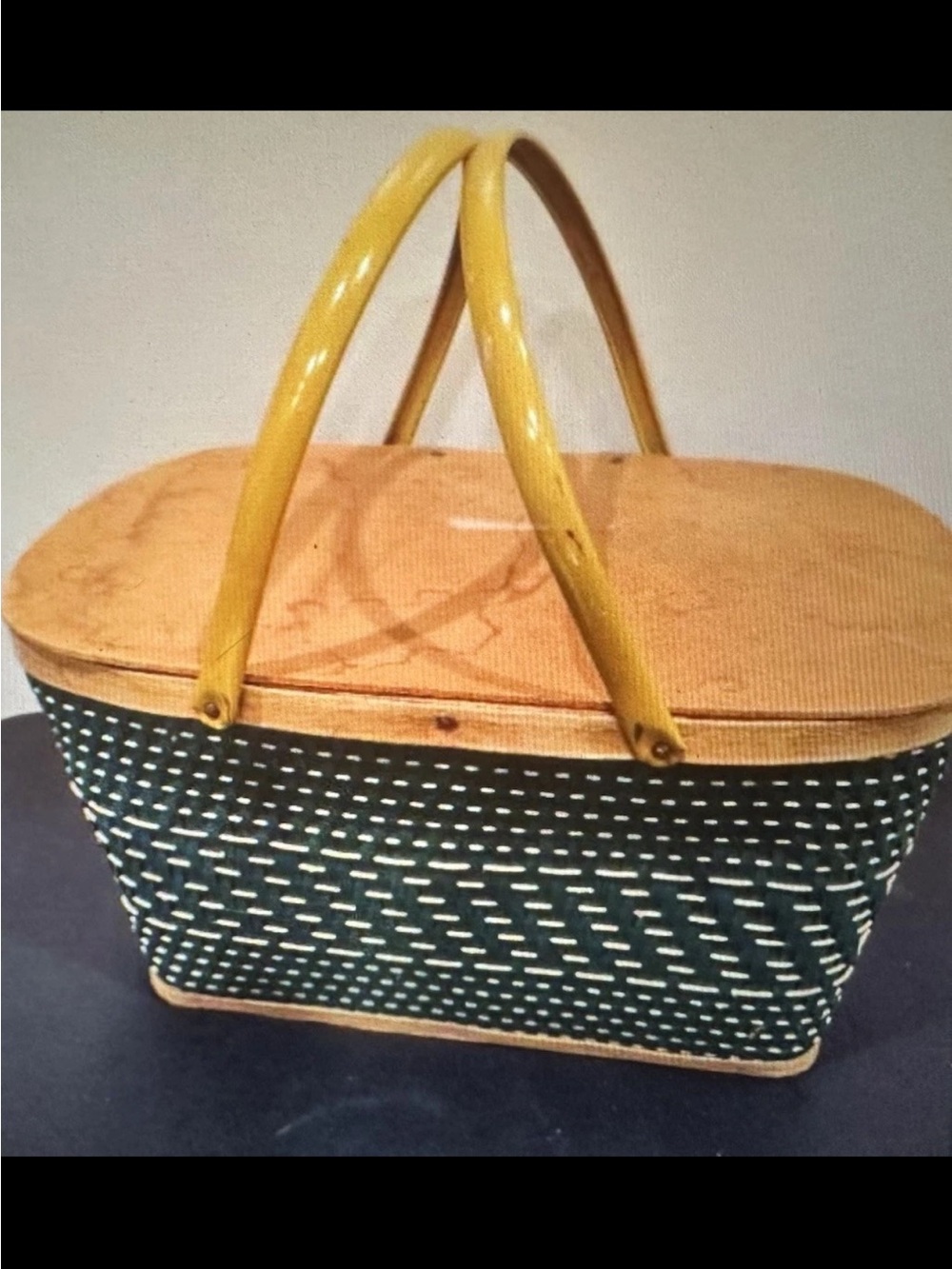 Vintage 1970's Hawkeye Woven Green/Blue Picnic Basket w/ 2 Vinyl Tablecloths